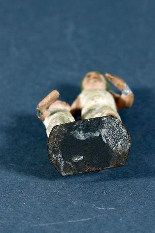 FIGURA EN PLOMO DE PASTOR CON NIÑO PARA BELÉN.