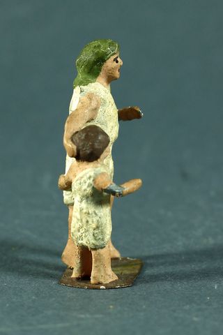 FIGURA EN PLOMO DE PASTOR CON NIÑO PARA BELÉN.
