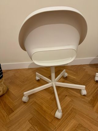 Silla Ikea blanca con ruedas