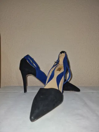 Zapatos de tacón negros y azules