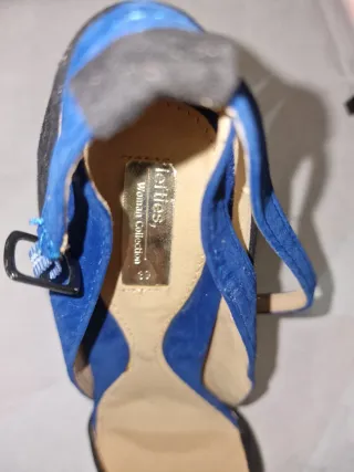 Zapatos de tacón negros y azules