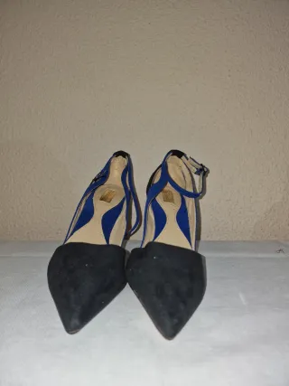 Zapatos de tacón negros y azules