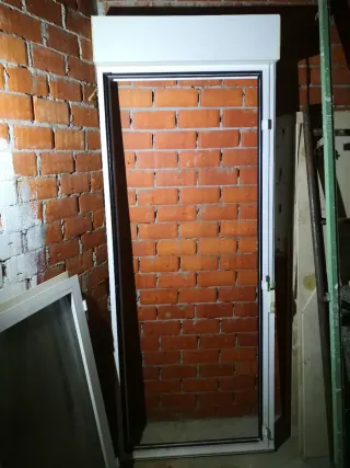 Puerta aluminio blanca con persiana enrollable