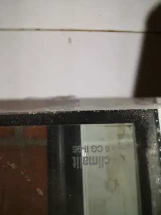 Puerta aluminio blanca con persiana enrollable