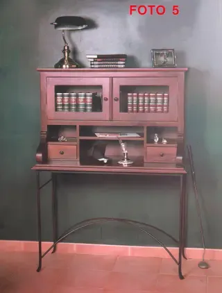 Scrivania in legno con vetrina