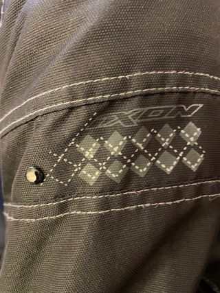 Cazadora motera mujer negra