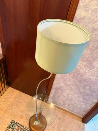 Lámpara de pie verde y plateada