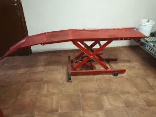 Elevador de motos hidráulico rojo