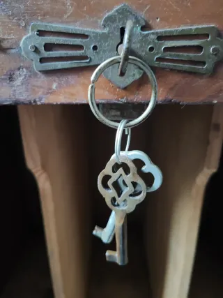 Buró de oficina antiguo de madera