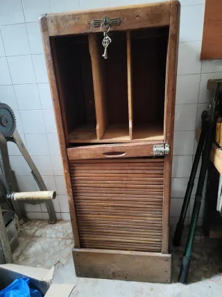 Buró de oficina antiguo de madera