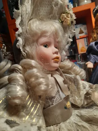 Bambola porcellana vintage con abito pizzo