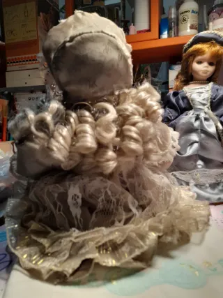 Bambola porcellana vintage con abito pizzo