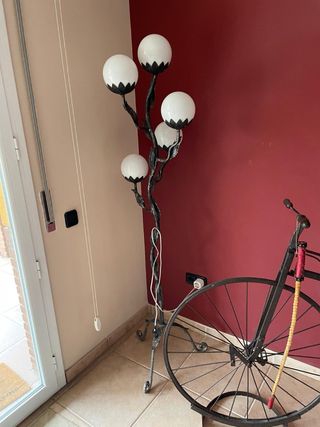 Lámpara de pie de forja antigua