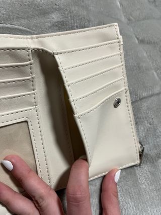 Monedero crema Stradivarius
