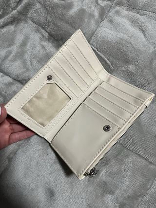 Monedero crema Stradivarius