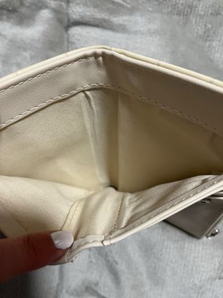 Monedero crema Stradivarius