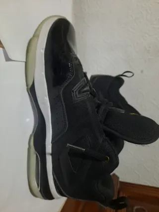 Zapatos Jordan Negros y Dorados Originales