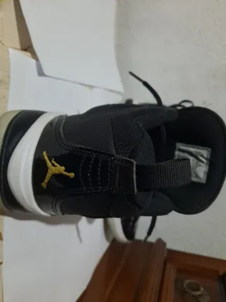 Zapatos Jordan Negros y Dorados Originales