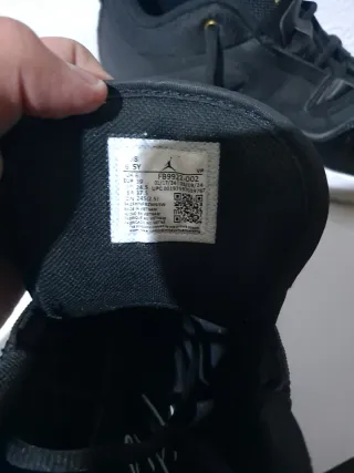 Zapatos Jordan Negros y Dorados Originales