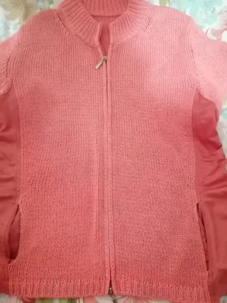 Jersey o sudadera coral.