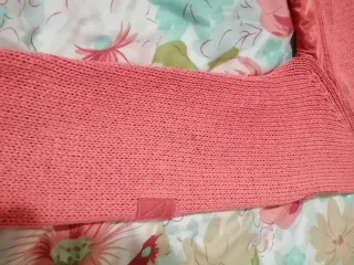 Jersey o sudadera coral.