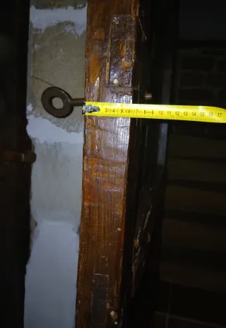 Portón madera maciza antiguo