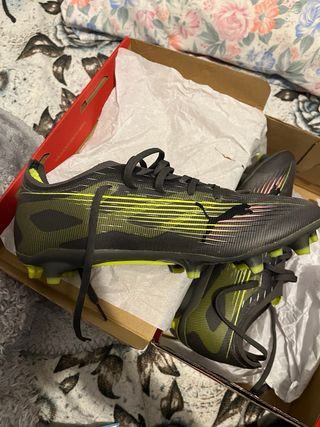 Botas de fútbol Puma negras y verdes