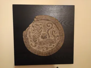 Monedas de piedra y madera decorativas