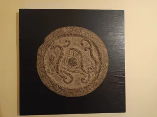 Monedas de piedra y madera decorativas