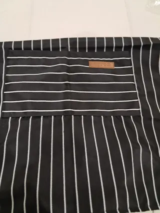Delantal negro con rayas blancas