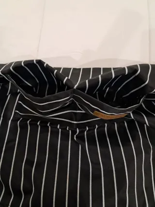 Delantal negro con rayas blancas