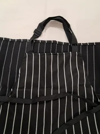Delantal negro con rayas blancas