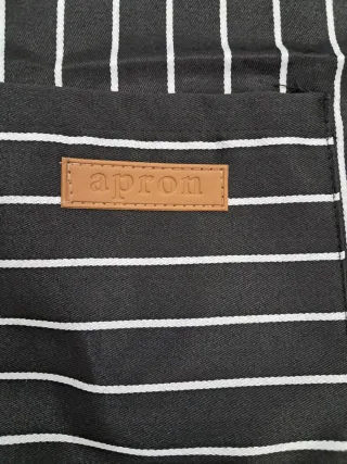 Delantal negro con rayas blancas