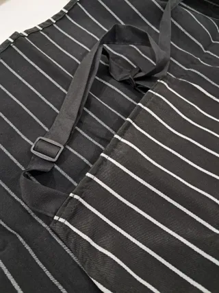 Delantal negro con rayas blancas
