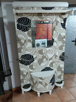 Perchero de pared con espejo y diseño