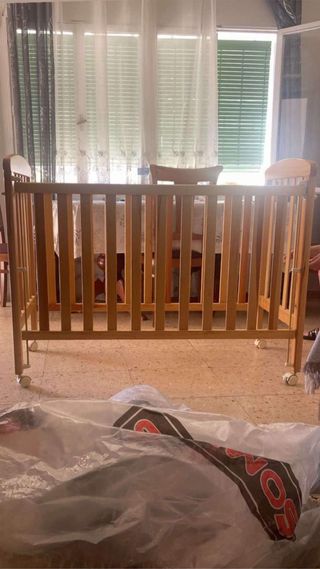 Cuna de bebé de madera con ruedas