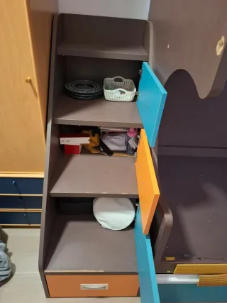 Litera,3 camas sin colchon. Cajones en la escalera