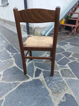 Sedia in legno con seduta in rattan