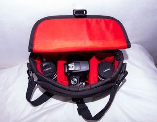 Cámara Canon EOS 1300D Negra con dos objetivos.