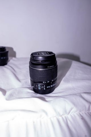 Cámara Canon EOS 1300D Negra con dos objetivos.