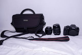 Cámara Canon EOS 1300D Negra con dos objetivos.