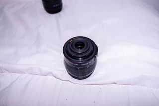 Cámara Canon EOS 1300D Negra con dos objetivos.