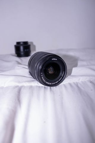 Cámara Canon EOS 1300D Negra con dos objetivos.