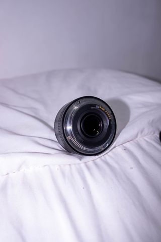 Cámara Canon EOS 1300D Negra con dos objetivos.