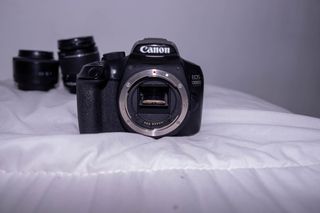 Cámara Canon EOS 1300D Negra con dos objetivos.