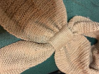 Sciarpa lavorata a maglia color sabbia