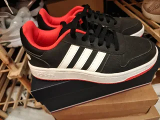 Varias zapatillas sin apenas uso