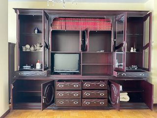 Mueble de salón clásico madera y cristal