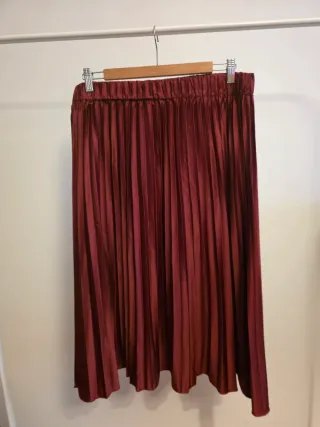 Saia de pregas vermelha