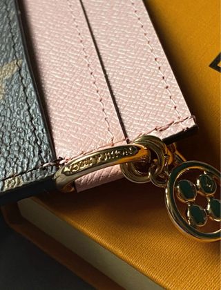 Tarjetero femenino Louis Vuitton charms